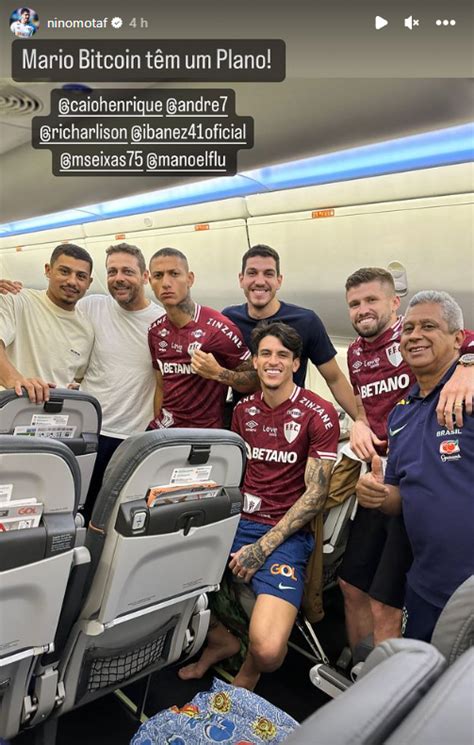 Jogadores da Seleção Brasileira vestem camisa do Fluminense em voo após