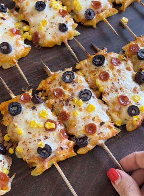 Easy Pizza Pasta Skewers - Hungry Happens