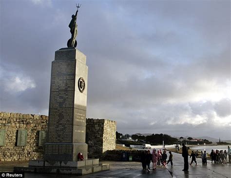 Falkland Islands Protest Outside British Embassy In Buenos Aires As Tensions Rise Daily Mail