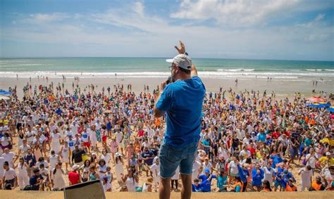 Igreja batiza mais de mil pessoas em praia na Bahia Jesus é a melhor