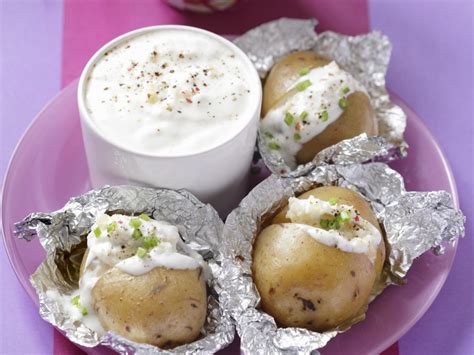 Baked Potatoes with Garlic Sauce Recipe | EatSmarter