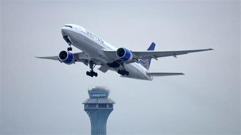 Un Boeing 777 avec 249 passagers à bord perd une roue au décollage Vidéo