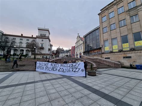 Murem Za Polskim Mundurem Pikieta Poparcia Dla Obro C W Granic