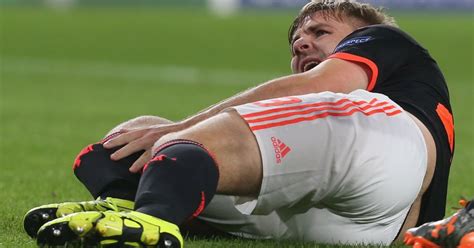 √ Luke Shaw Injury Surgery Luke Shaw Man Utd Left Back Suffers Double