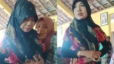 Tetap Santai Meski Disoraki Warga Video Emak Emak Pakai Emas Serenteng