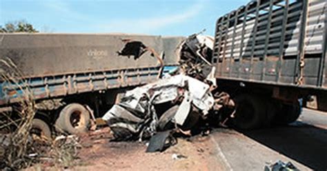 G Duas Carretas Batem De Frente E Motoristas Morrem Em Mato Grosso