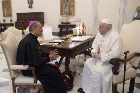 Mons Lizardo Estrada Se Re Ne Con El Papa Francisco Nos Pide Seguir