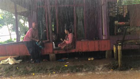 Takut Longsor Tapi Bikin Betah Hujan Deras Mengguyur Garut Selatan