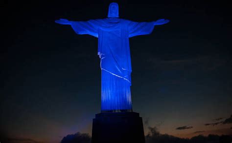 Cristo Redentor é iluminado de azul no dia mundial de combate ao câncer