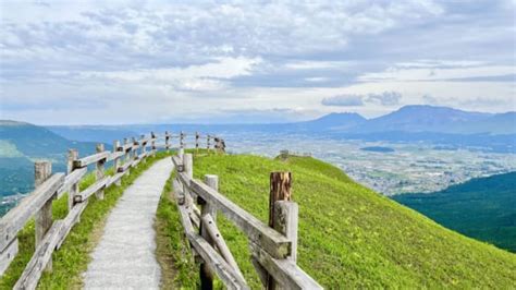 圧巻のパノラマビュー！熊本県・阿蘇の空に浮かぶような絶景スポット「西湯浦園地展望所」【編集部ブログ】 Tabizine～人生に旅心を～