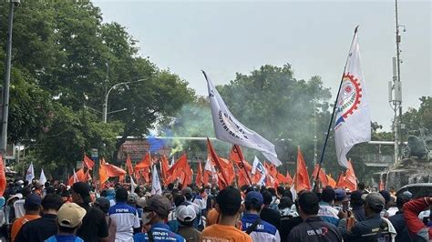 Buruh Demo Di Patung Kuda Jakarta Pusat Tuntut Upah Naik Persen Dan