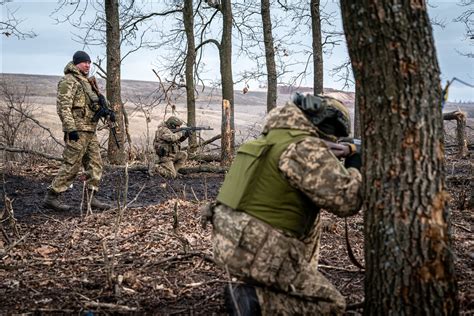 Ukrayna ordusu Donetsk bölgesinde askeri eğitimlerini sürdürüyor