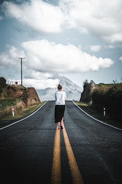 Vista Fascinante De Um Jovem Turista Caminhando Na Estrada Vazia Que