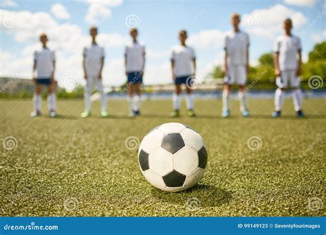 Bola Na Grama No Campo De Futebol Imagem De Stock Imagem De Menino