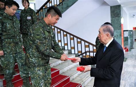 李棟樑赴陸勤部敬軍 慰勉戰備辛勞 軍聞 李棟樑赴陸勤部敬軍 慰勉戰備辛勞 青年日報