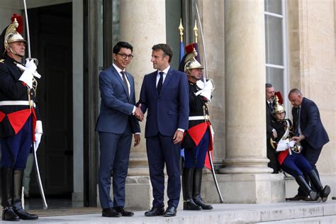 Photo Un membre de la garde républicaine s écroule sur les marches du