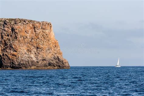 Mening Over Een Grote Rots En Een Zeilboot Op Zee Stock Foto Image Of