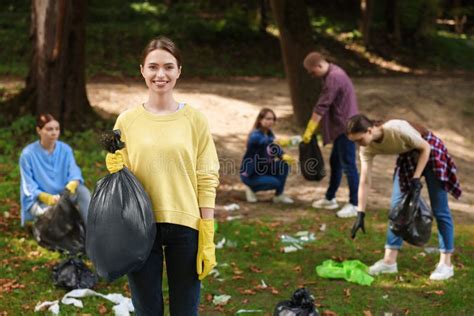 Joven Con Bolsa De Pl Stico Y Grupo De Personas Recogiendo Basura En El