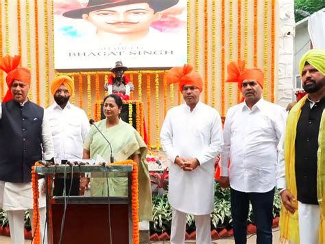 delhi cm rekha gupta unveils bhagat singh statue  shaheed diwas