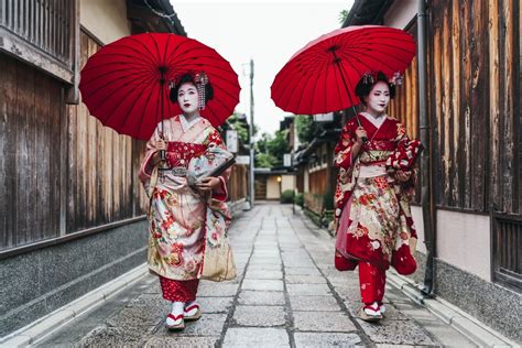 Geisha And Maiko In Art