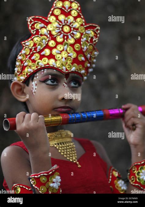 Hindú De Bangladesh Niños Vestidos Como El Señor Sri Krishna Participan En La Celebración De La