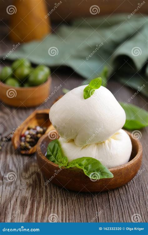 Queso Burrata Mozzarella Foto De Archivo Imagen De Comida 162332320