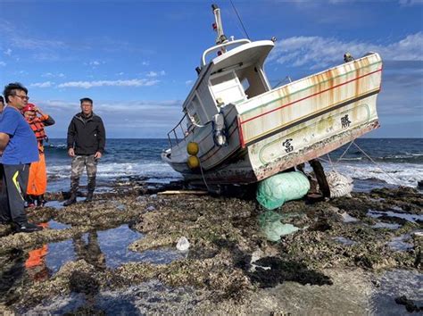 影》綠島漁船擱淺 討海人齊力「拔河」救船 生活 中時