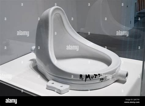 'Fountain', Marcel Duchamp, 1917, replica 1964, tate modern Stock Photo - Alamy