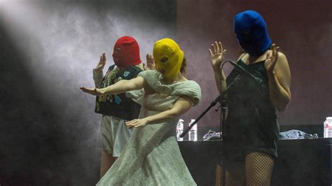 Pussy Riot in der Volksbühne Pullern gegen Putin