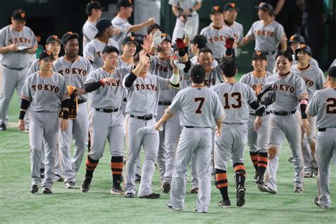 ＜巨・ヤ＞サヨナラ勝利を喜び合う巨人の選手たち（撮影・尾崎 有希） ― スポニチ Sponichi Annex 野球