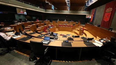 El Parlamento rechaza una moción contra la cesión de competencias en la