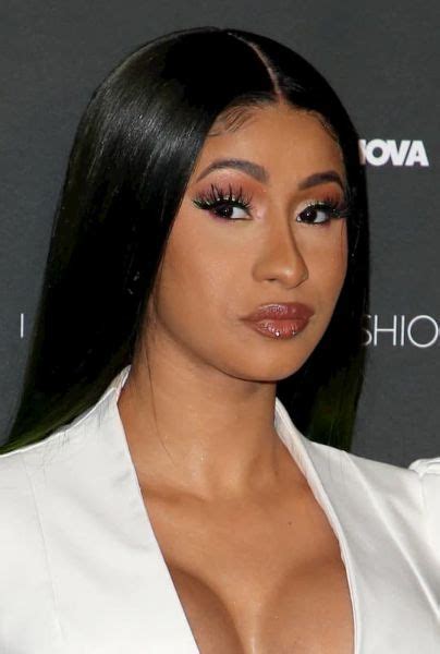 Cardi B Enciende Las Redes Con Abertura En Su Vestido Se Le Rompi