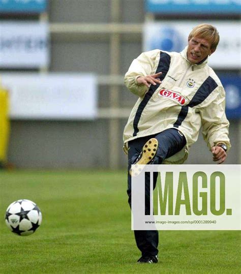 Trainer Christoph Daum Fenerbahce Macht Im Training Vor Wie Man