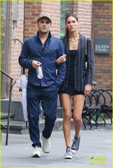 Photo Paul Wesley Natalie Kuckenburg Rainy Walk In Nyc 03 Photo