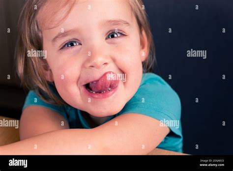 Girl Showing Tongue Fotos Und Bildmaterial In Hoher Auflösung Alamy