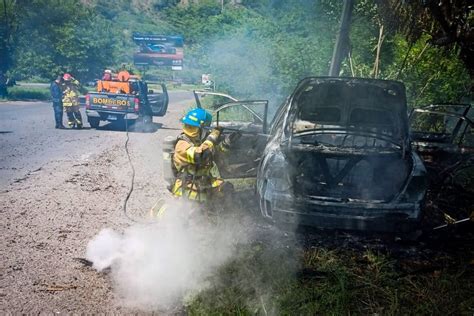 Una Persona Muri Calcinada Al Interior De Un Veh Culo Que Se Incendi