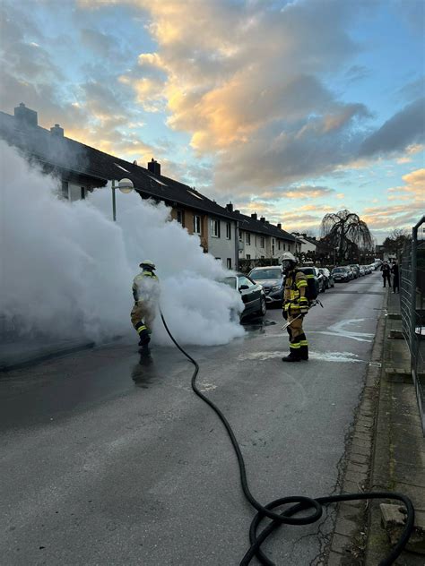 Bilderstrecke Feuerwehr löscht brennenden Pkw