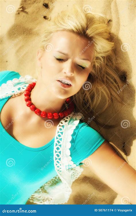 Belle Fille Blonde Sur La Plage Sablonneuse Portrait Photo Stock