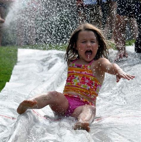 Spielideen Für Kleinkinder Wasserrutsche Im Garten Wasserrutsche