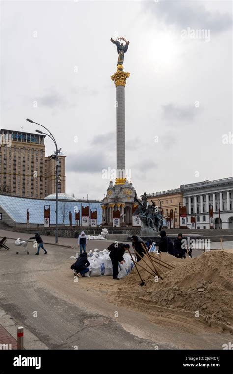 KIEW UKRAINE 04 März Ukrainische Zivilisten füllen Sandsäcke um auf