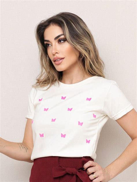 Camiseta feminina de algodão gola redonda e estampa de borboleta