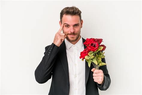 Jovem Homem Caucasiano Segurando O Buqu De Flores Isoladas No Fundo