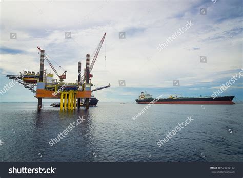 Oil Gas Platform Construction Platform Gulf Stock Photo 523232122 ...