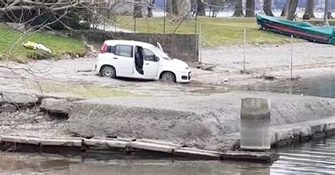 Cadavere Di Una Donna Trovato In Un Auto Parcheggiata Sulla Spiaggia