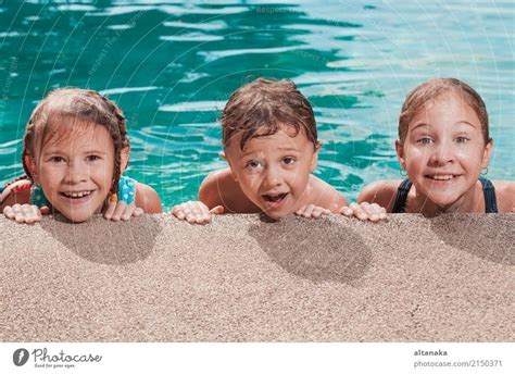 Drei Glückliche Kinder Spielen Auf Dem Schwimmbad In Der Tageszeit Menschen Die Spaß Im Freien