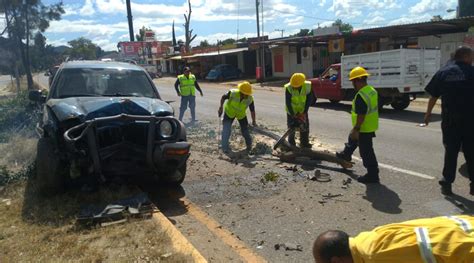 Se sale del camino y choca contra un árbol El Imparcial de Oaxaca