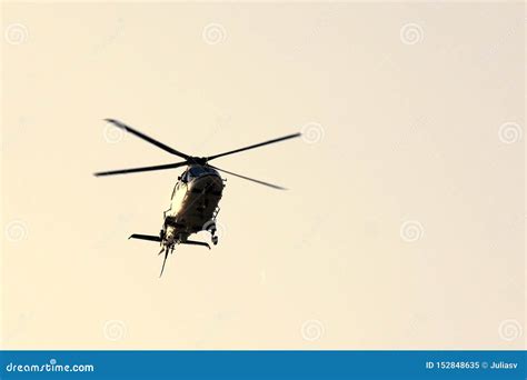 Helic Ptero Moderno Em Voo Isolado Contra O C U Imagem De Stock