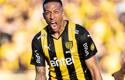 Peñarol fue más que Nacional y se quedó con el Clásico en el Campeón