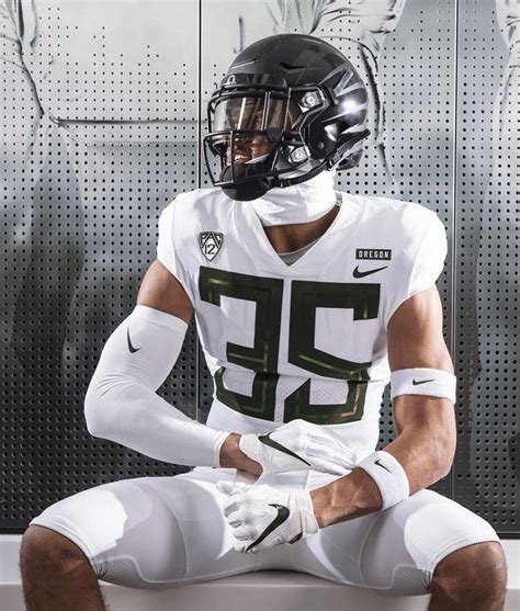 Oregon Ducks to wear matte black helmets, white uniforms at Arizona ...