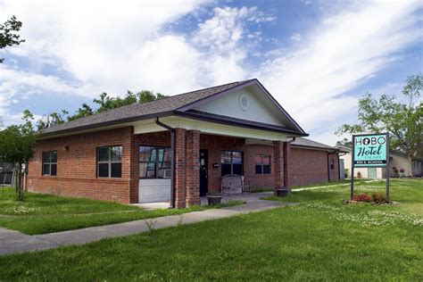 hotel near me that allows cats